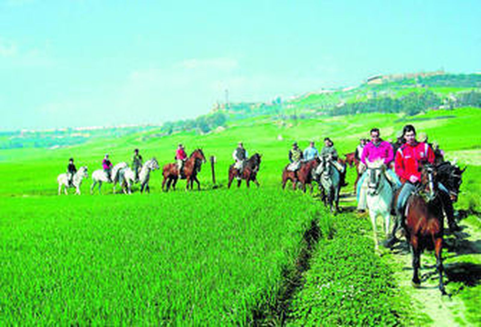 Jinetes que realizan el trayecto del IE 009 entre Los Palacios y Villafranca y Utrera