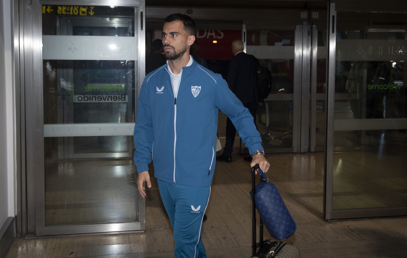 La salida del Sevilla hacia Mánchester, en imágenes