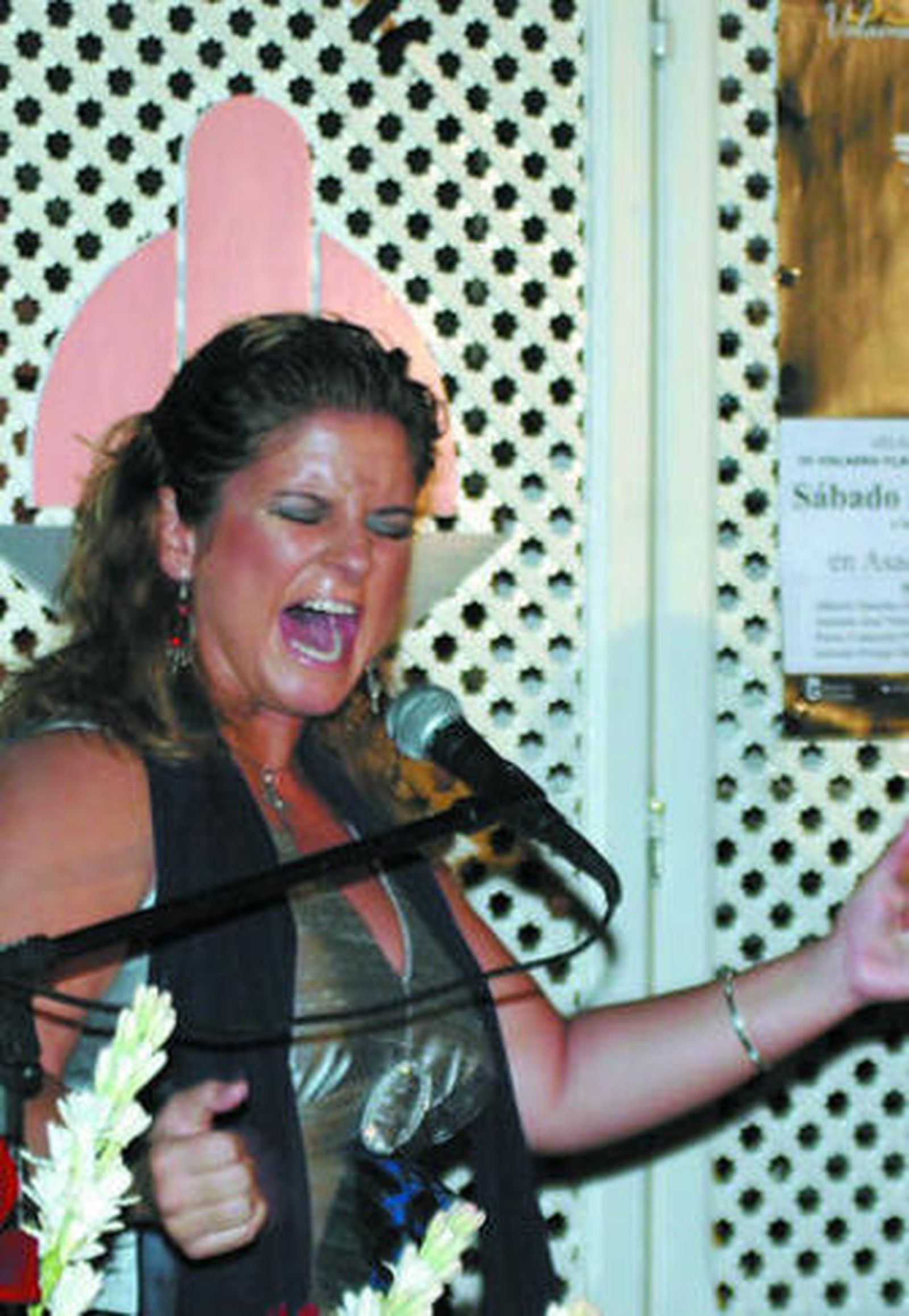 Elena se sienta en una 'Silla de oro'