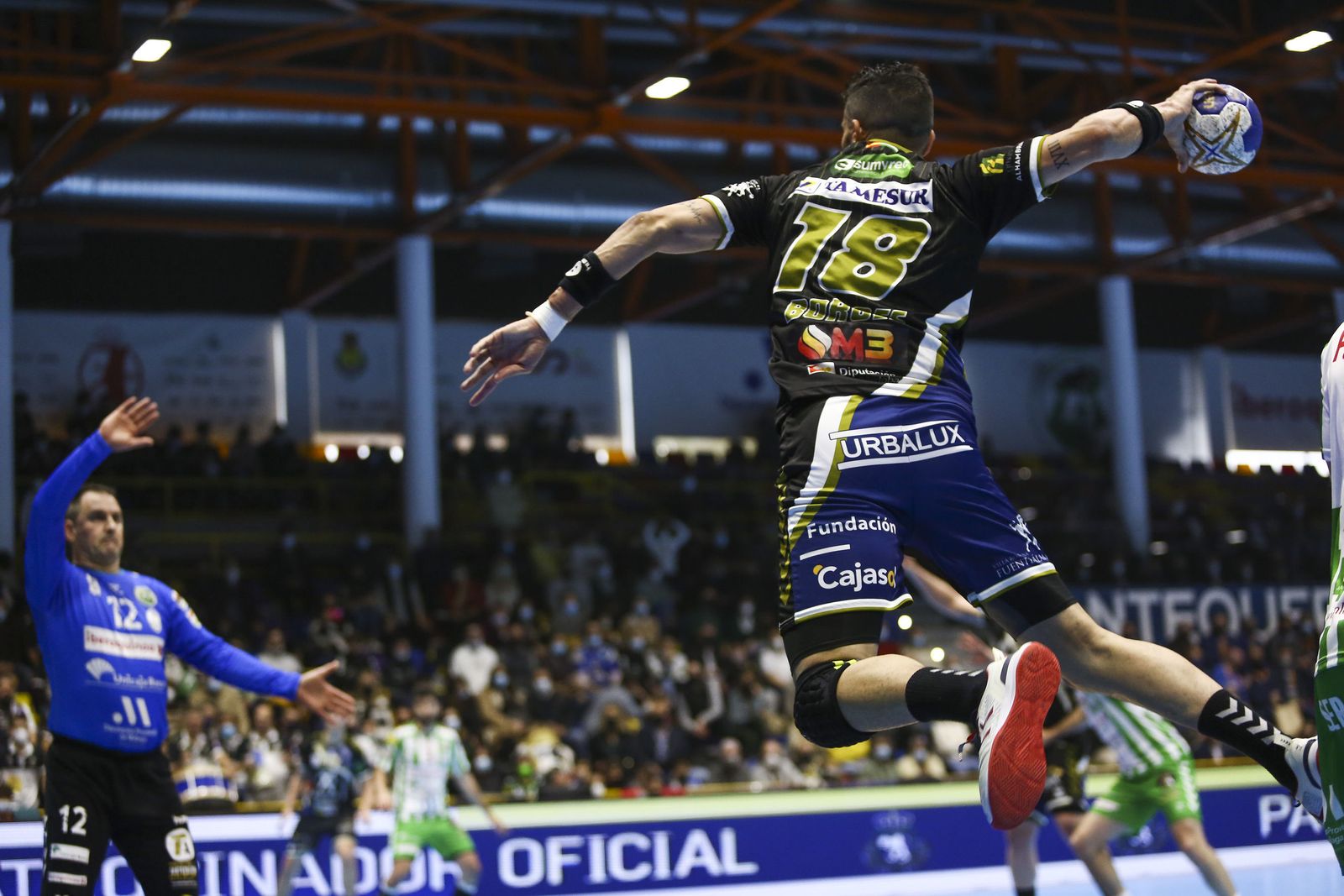 Felipe Borges lanza a portería ante el Antequera.