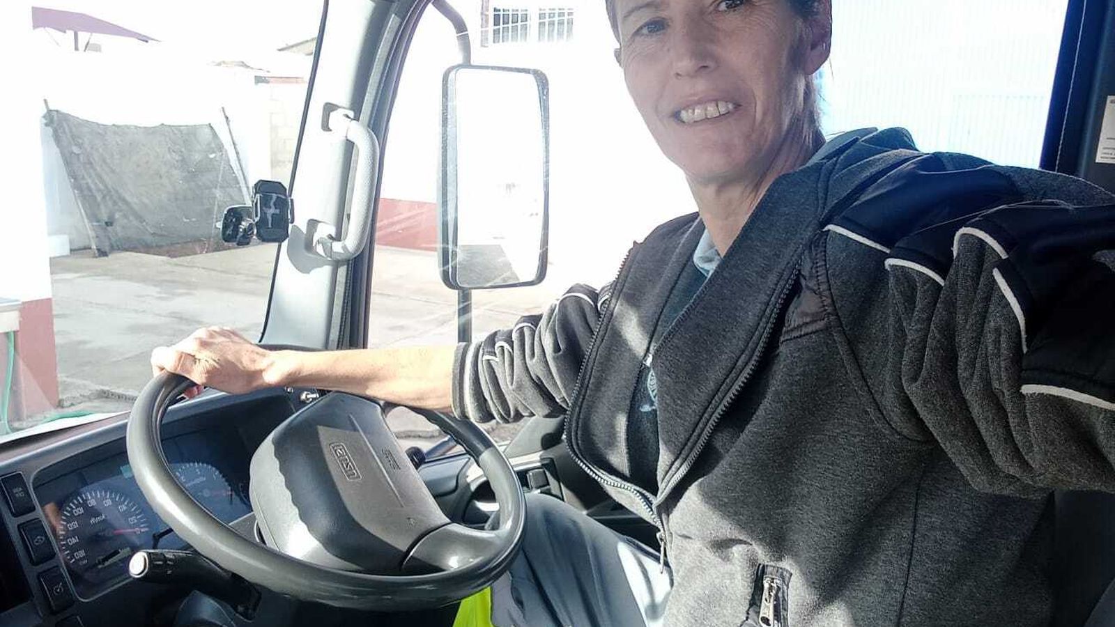 Carmen Gañán Pérez es la única mujer que ha trabajado como gruista en Huelva