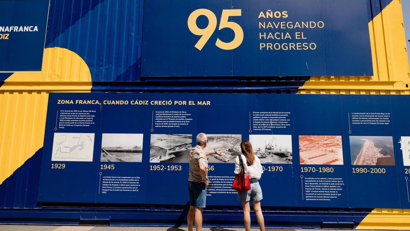 Los contenedores marítimos reciclados que sirven de reclamo a la exposición de la Zona Franca. Los contenedores marítimos reciclados que sirven de reclamo a la exposición de la Zona Franca.