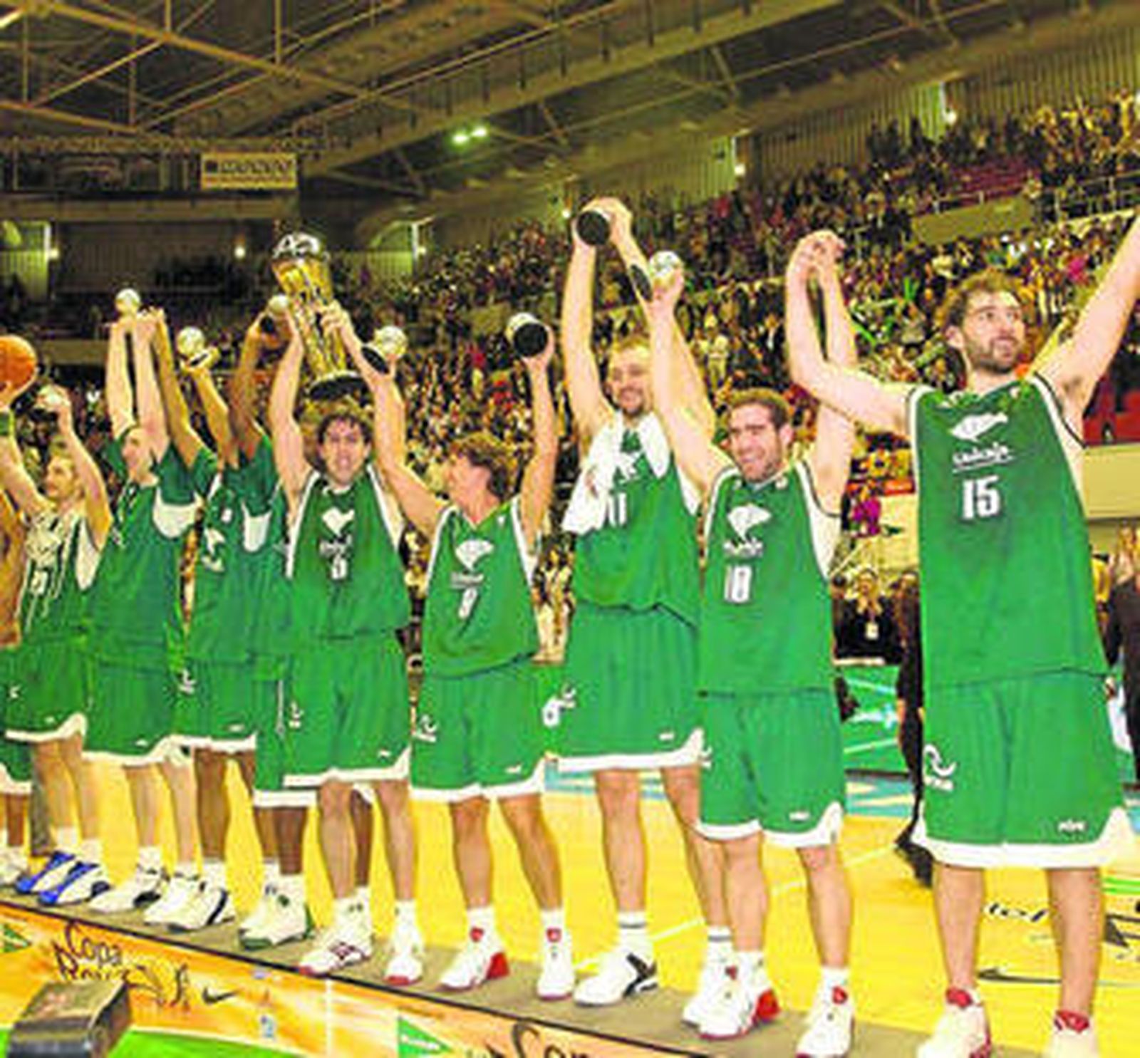 Tabak, tercero por la derecha, Berni Rodríguez, quinto, y Fran Vázquez, octavo.
