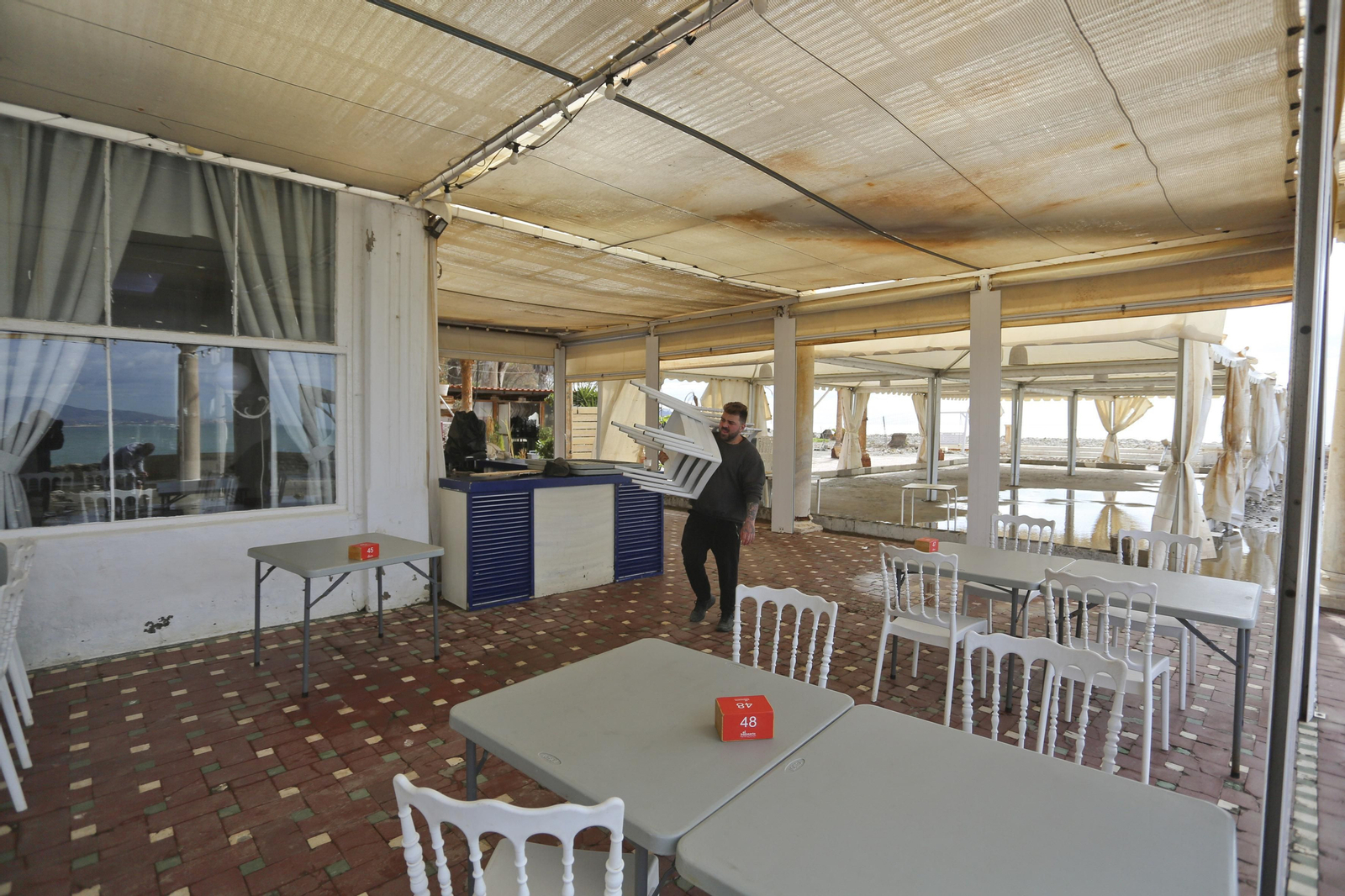 Las fotos de los trabajos en los paseos marítimos y chiringuitos de Málaga para paliar los efectos del temporal