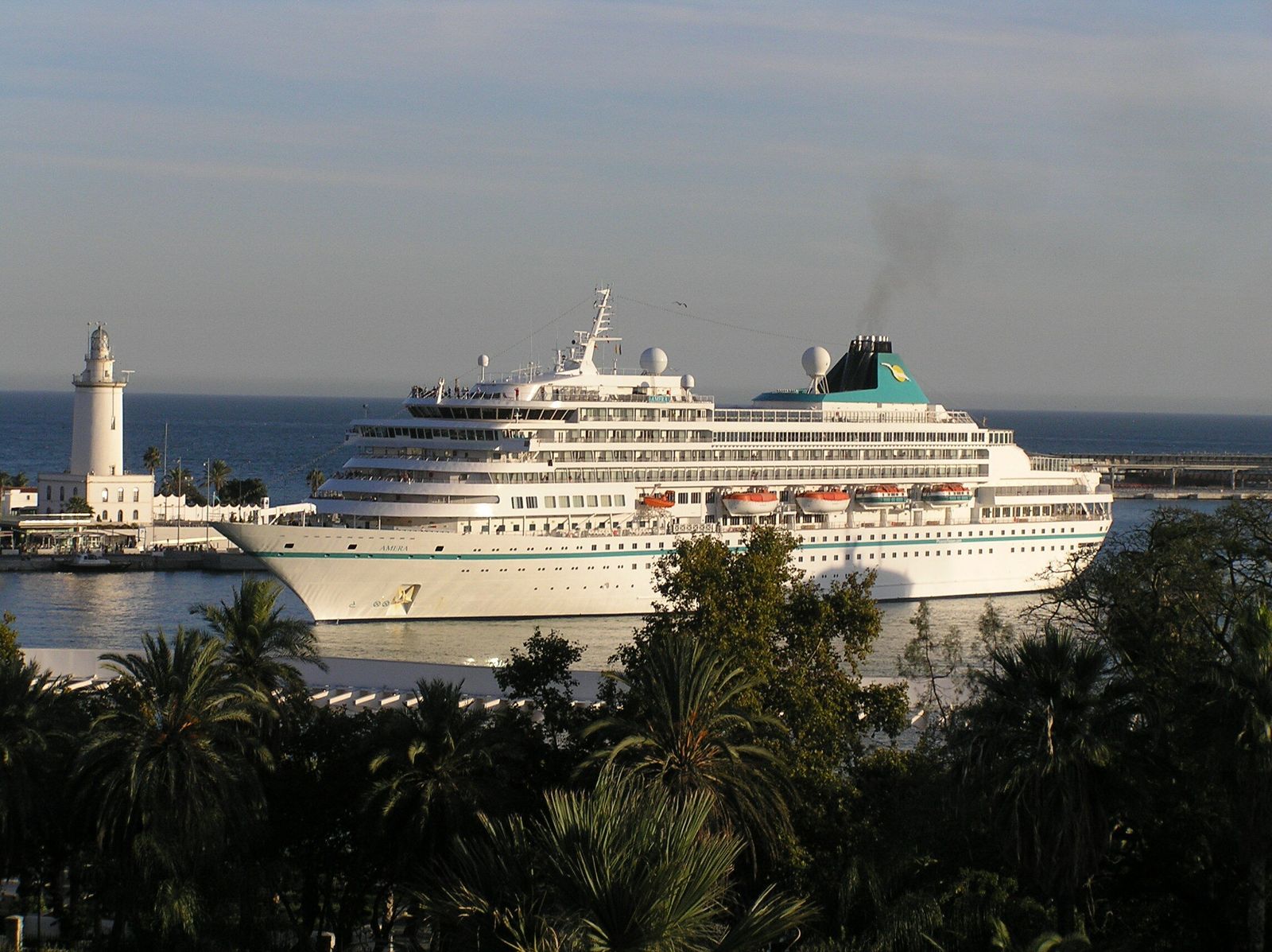 Buque de Crucero 'Amera' maniobrando para atracar esta tarde en el muelle número dos.