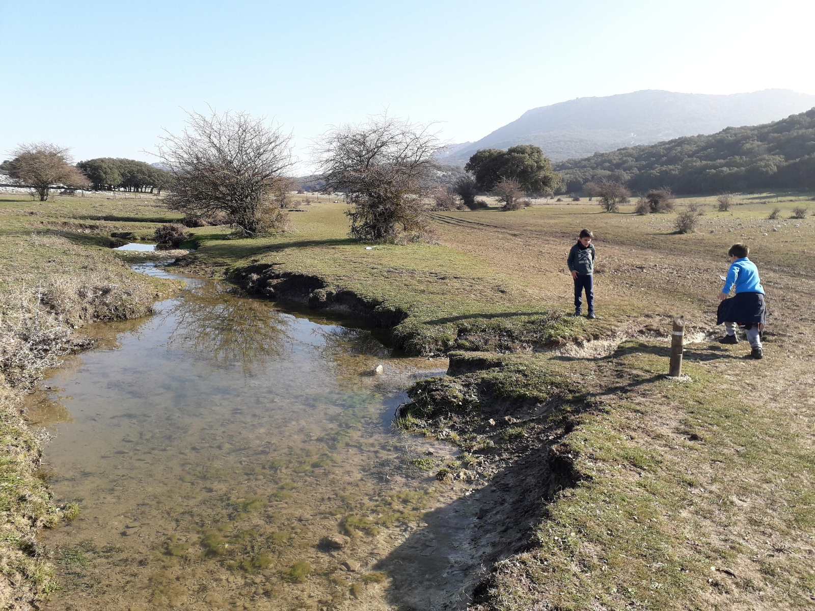 Uno niños juegan junto a un arroyo renacido en la Subbética. Los ríos de Córdoba se llenan de vida