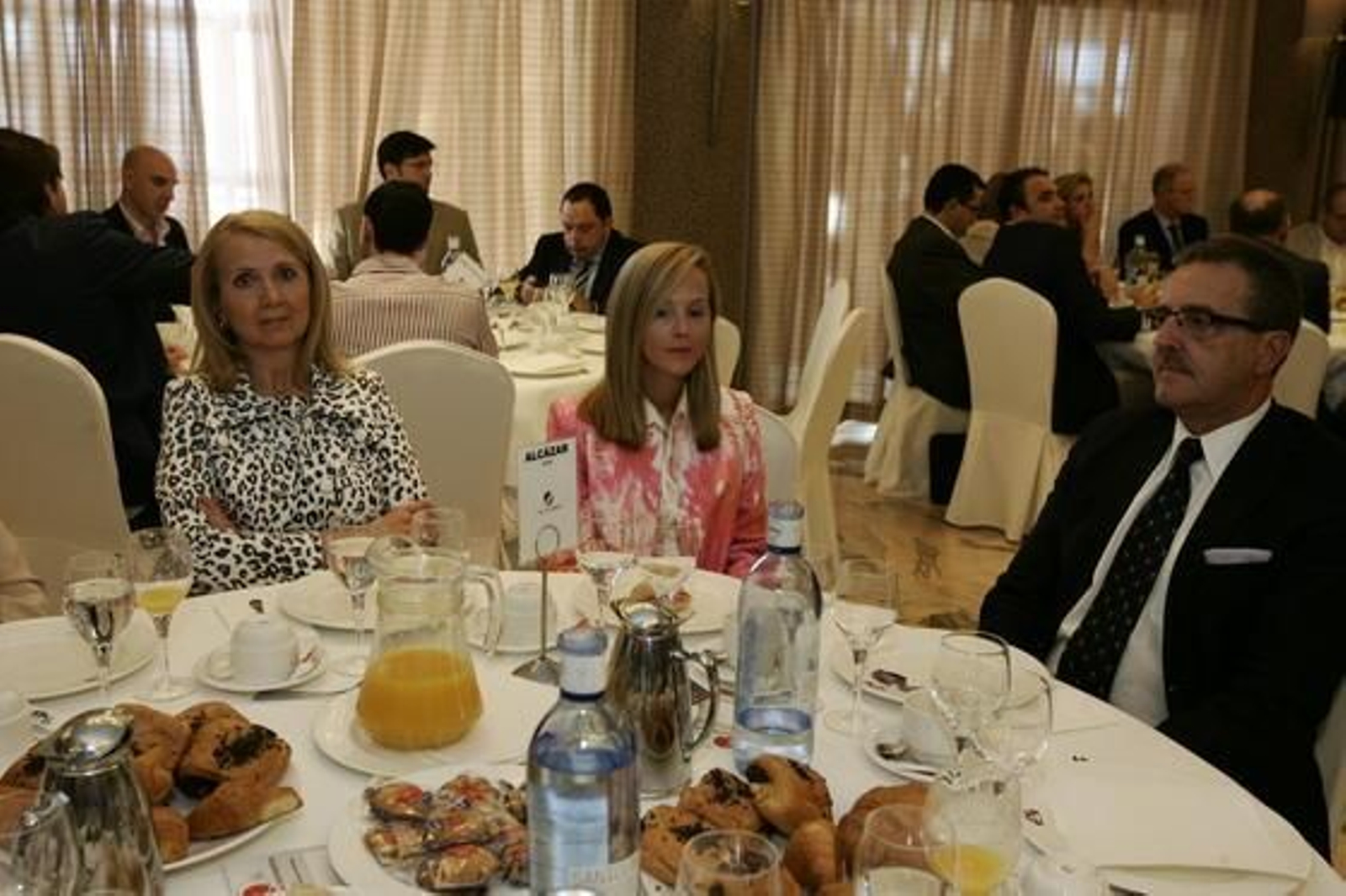 Pepita Ortega, acompañada de Gloria  y Rafael Durbán, director general de Durbán Laboratorios. Todos ellos en la mesa Alcázar durante el discurso del alcalde de Almería

Foto: Rafael G. / Javier Alonso