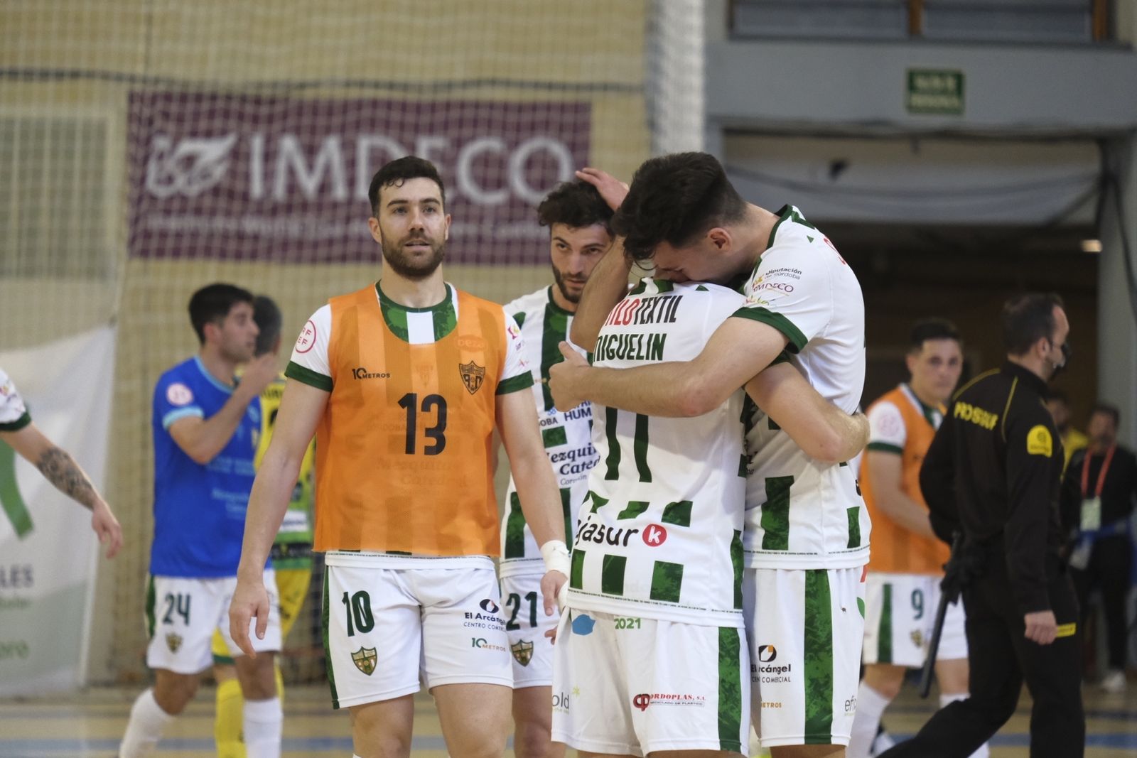 Miguelín se abraza a Ricardo ante la presencia de Saura y Zequi.