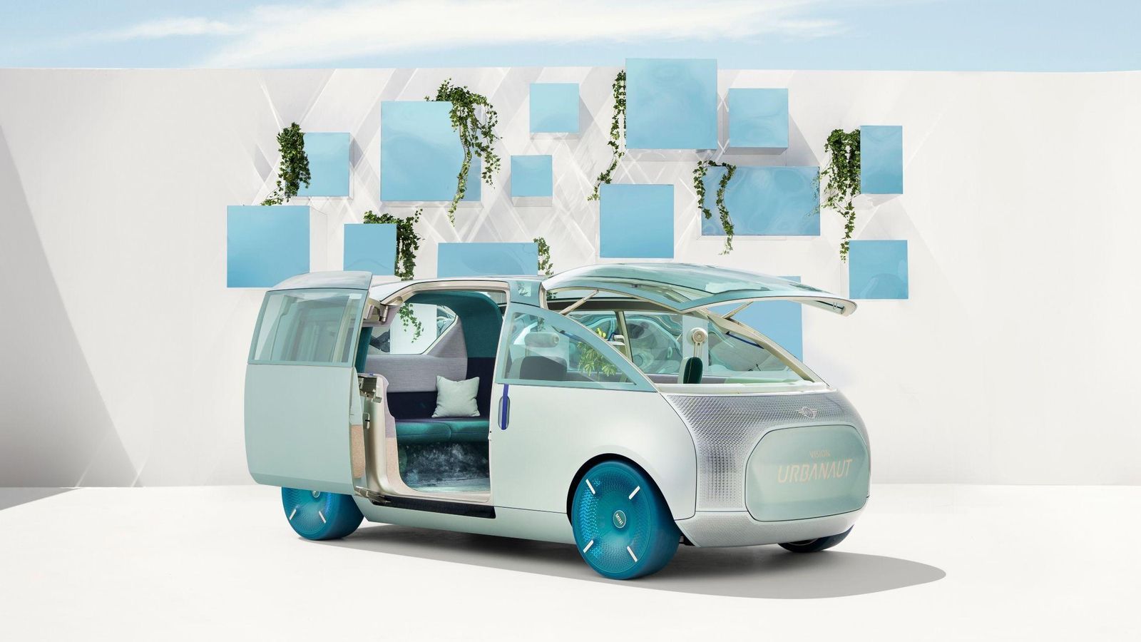 Con la puerta abierta y el parabrisas pivotando se busca eliminar las barreras físicas entre el habitáculo y el exterior que rodea al Urbanaut.