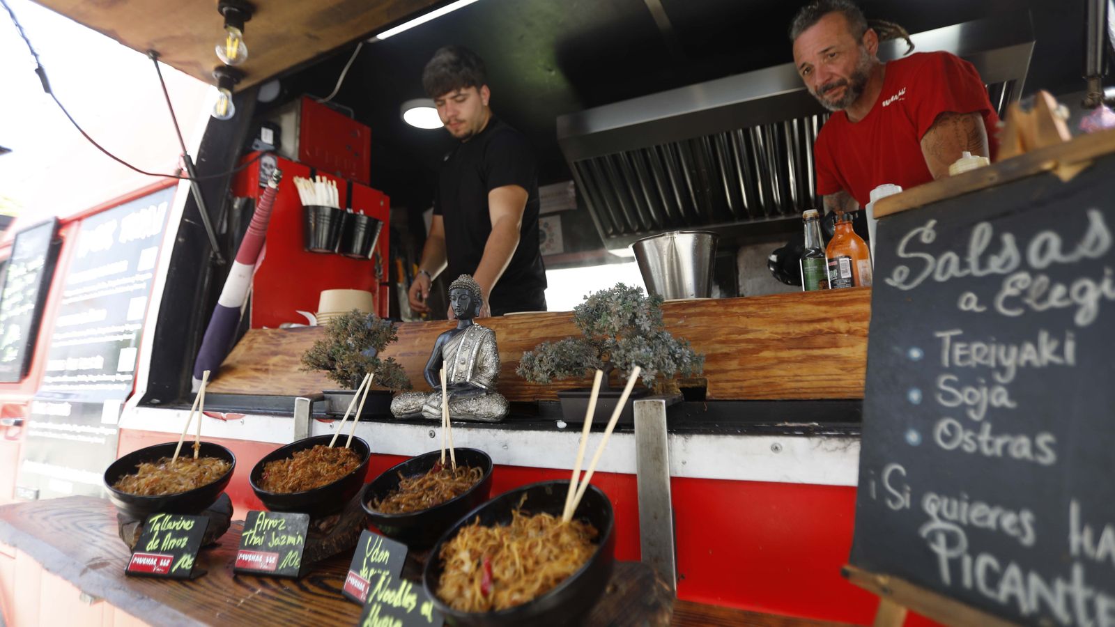 Fotos del festival de foodtrucks y conciertos por el 318 aniversario de San Roque