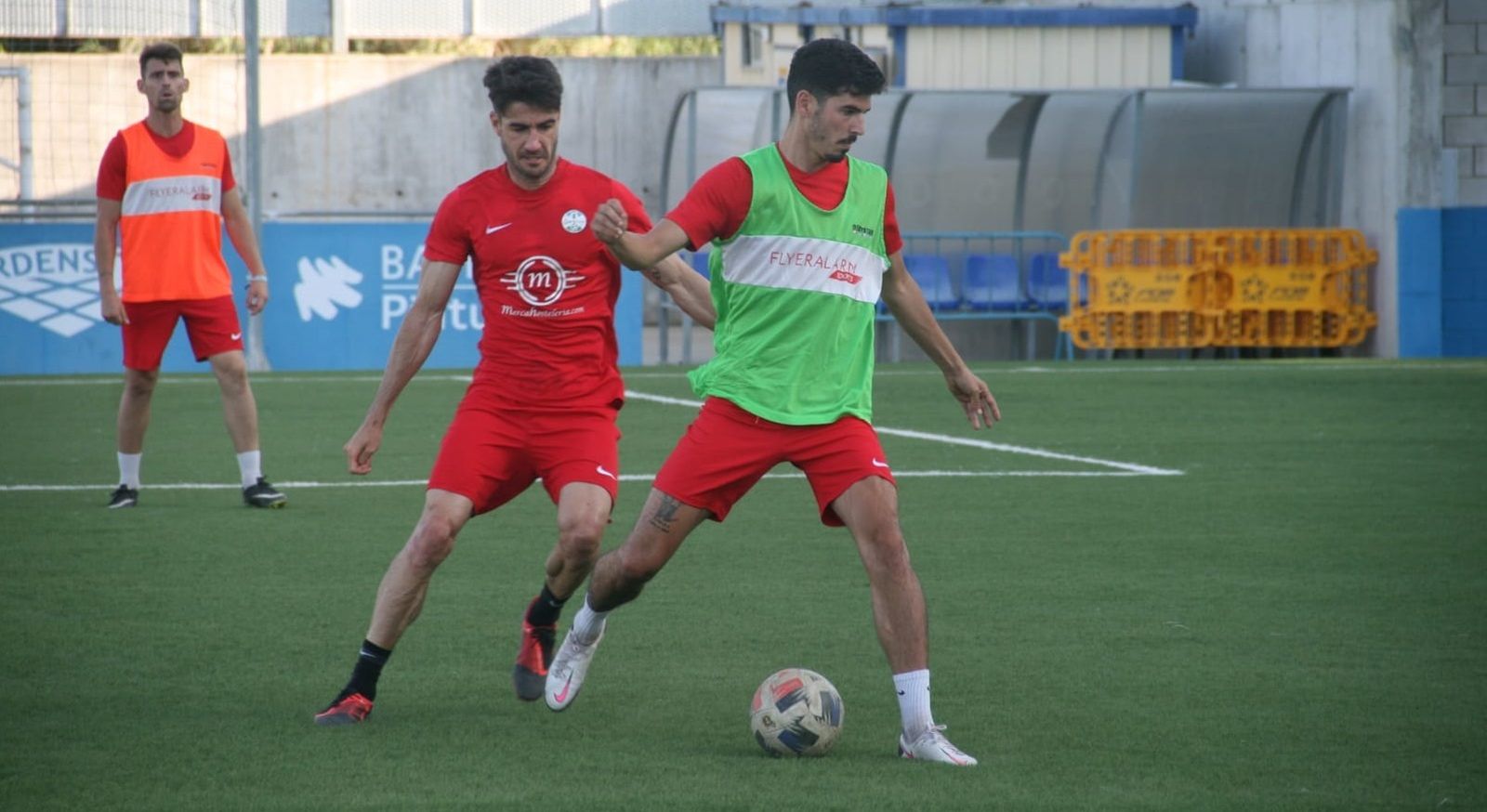 Pablo Gallardo presiona a Nacho ante la mirada de Marcos Pérez.
