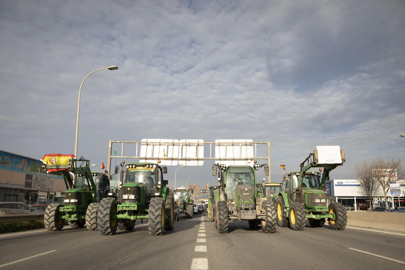 Los tractores cortaron el tráfico en varios puntos de la provincia de Granada.