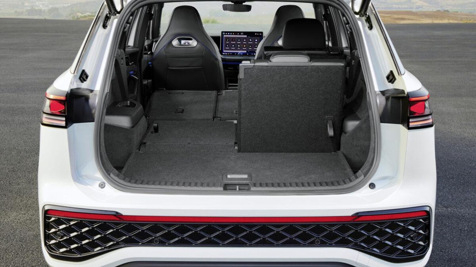 El Tayron tendrá la posibilidad de incorporar dos asientos extra en su maletero, aunque de serie será un cinco plazas con, en este caso, un espacio de carga muy capaz.