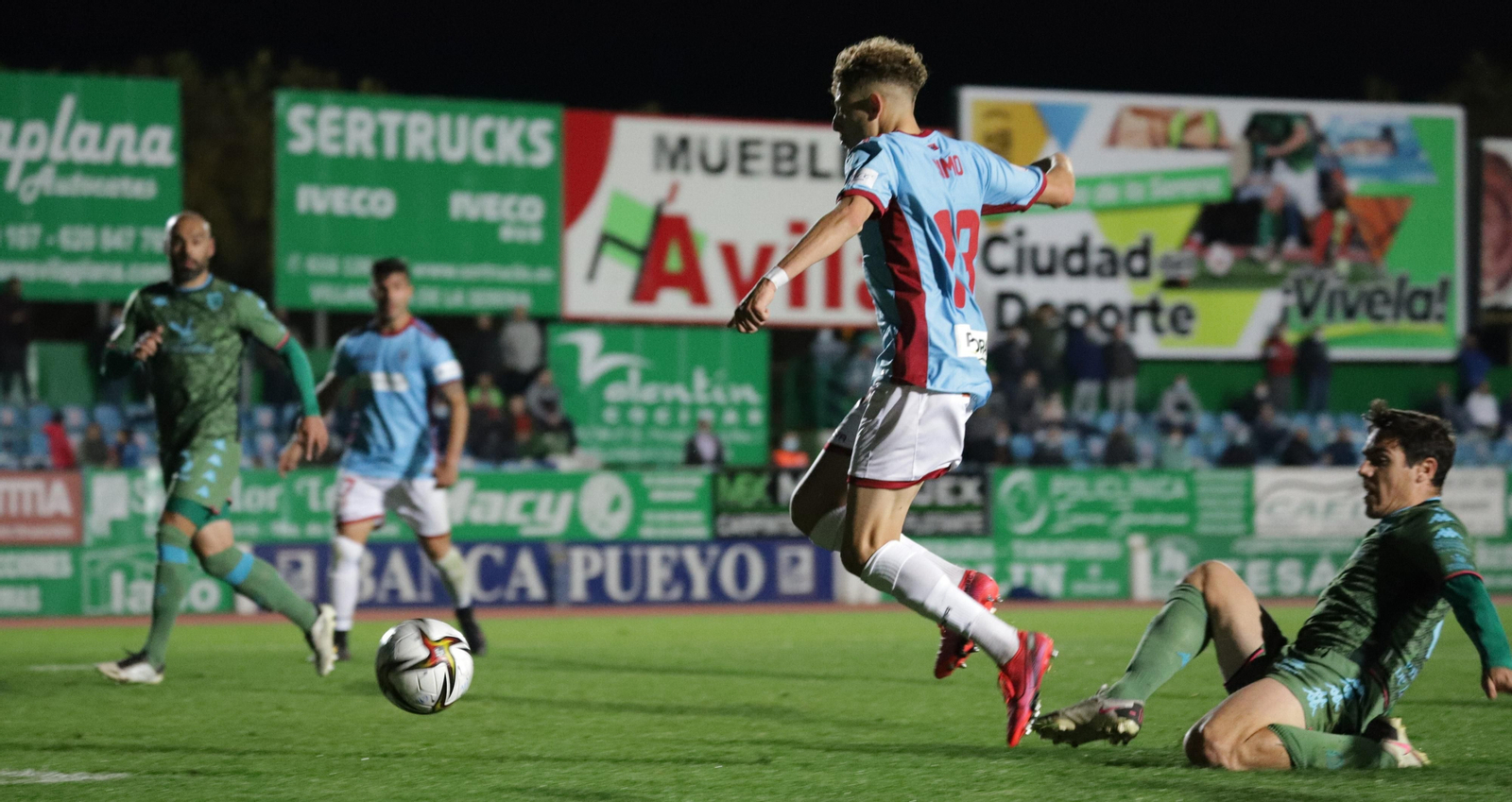 Simo intenta rematar el balón en una de las últimas acciones del Villanovense - Córdoba CF.