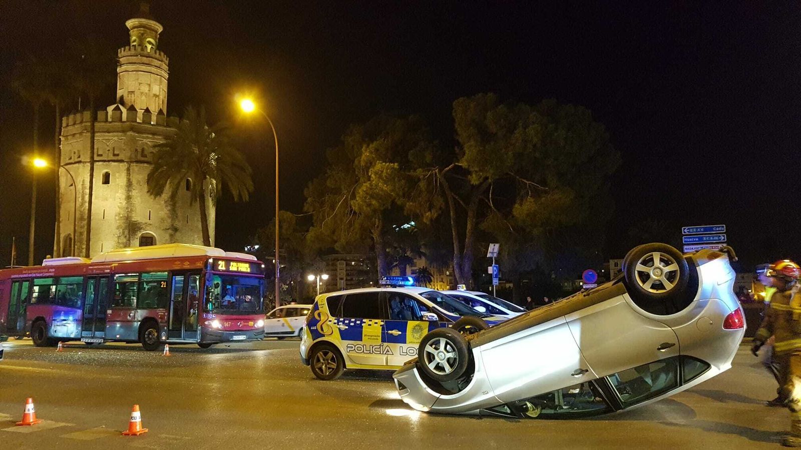 El coche volcado junto a la Torre del Oro.