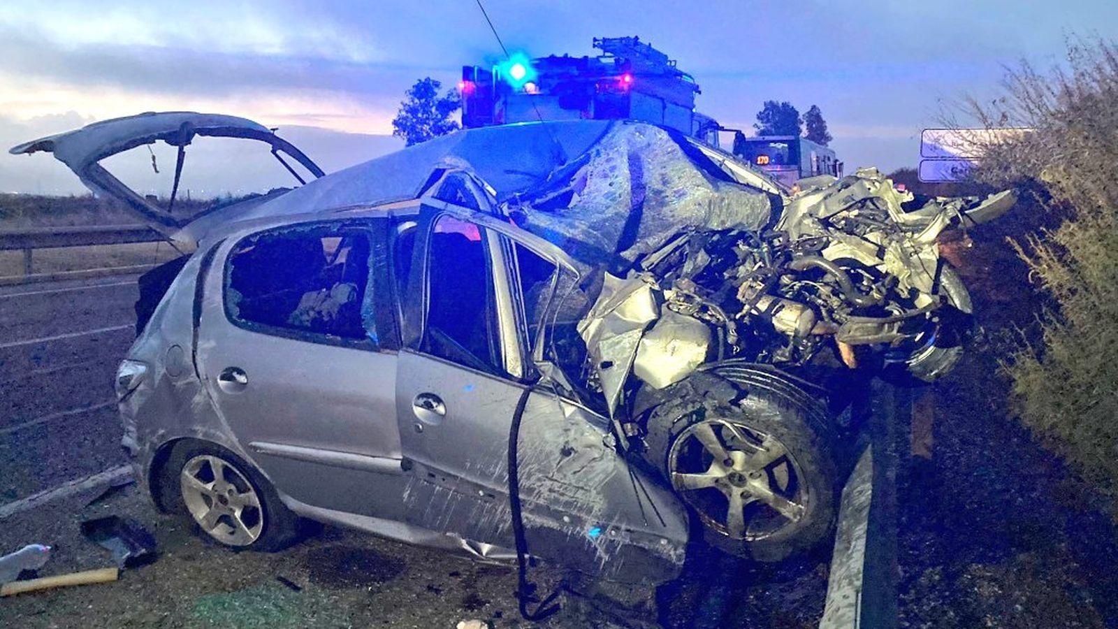 Accidente entre un turismo y un autobús en Guillena.