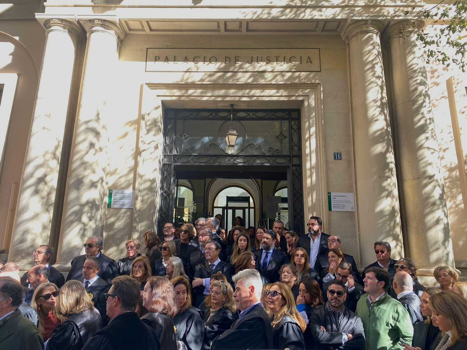 Concentración de profesionales de la justicia.