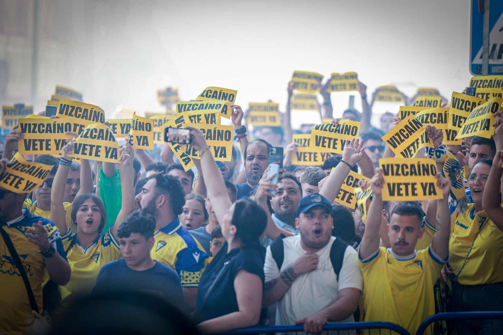 Protesta de aficionados el Cádiz en el exterior del estadio
