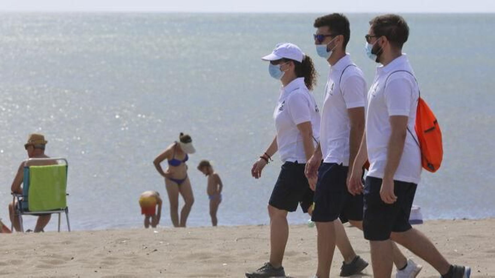 Vigilantes en la playa de la Misericordia de Málaga