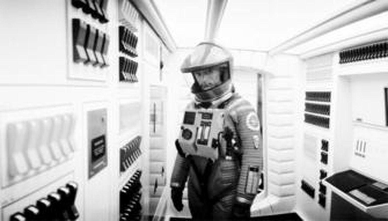 1. El astronauta Bowman de '2001: Una odisea del espacio', la obra maestra de la ciencia-ficción para Javier Memba y el cierre de una época . 2. Portada de 'La edad de oro de la ciencia-ficción. (1950-1968)'. 3. 'El planeta de los simios', parábola pesimista sobre el espíritu violento de la humanidad y reflejo de la juventud contestataria de los 60, además de comienzo de  la era de los desastres.