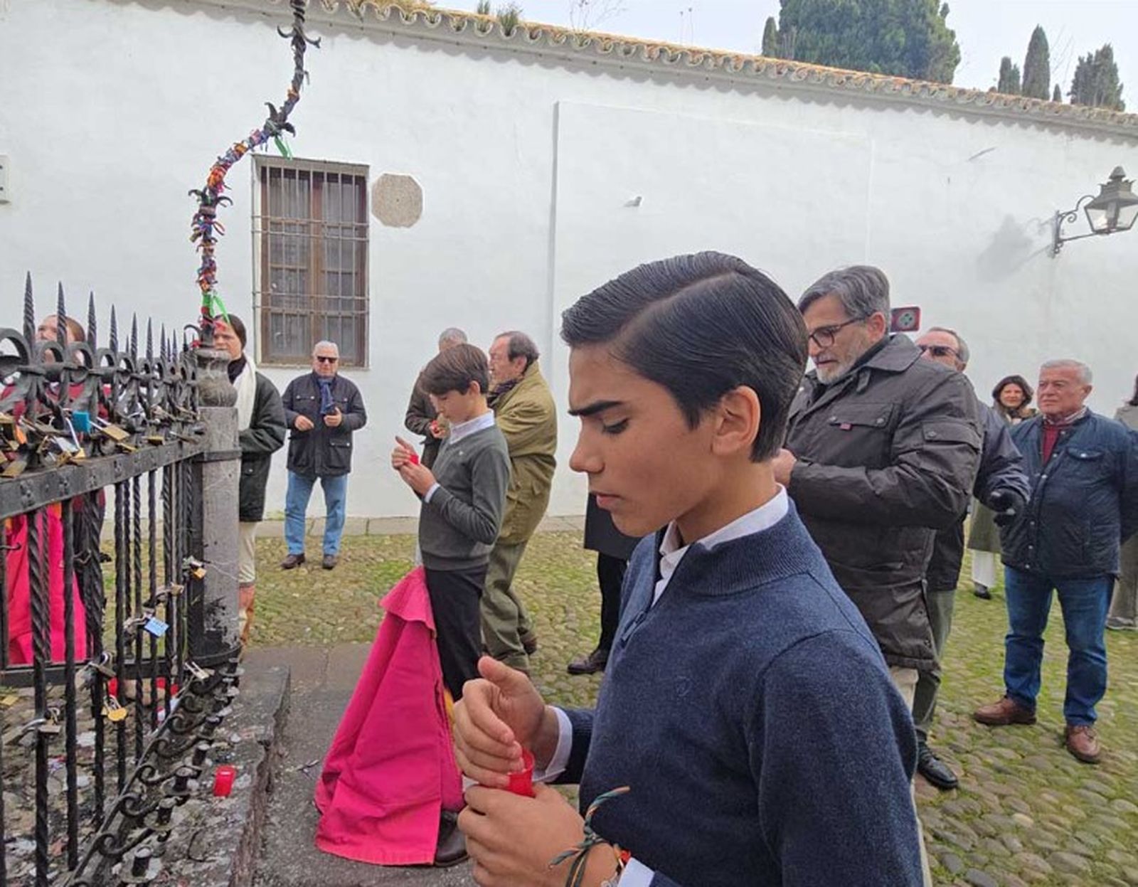 Ofrenda flora de la Escuela Taurina al Cristo de los Faroles