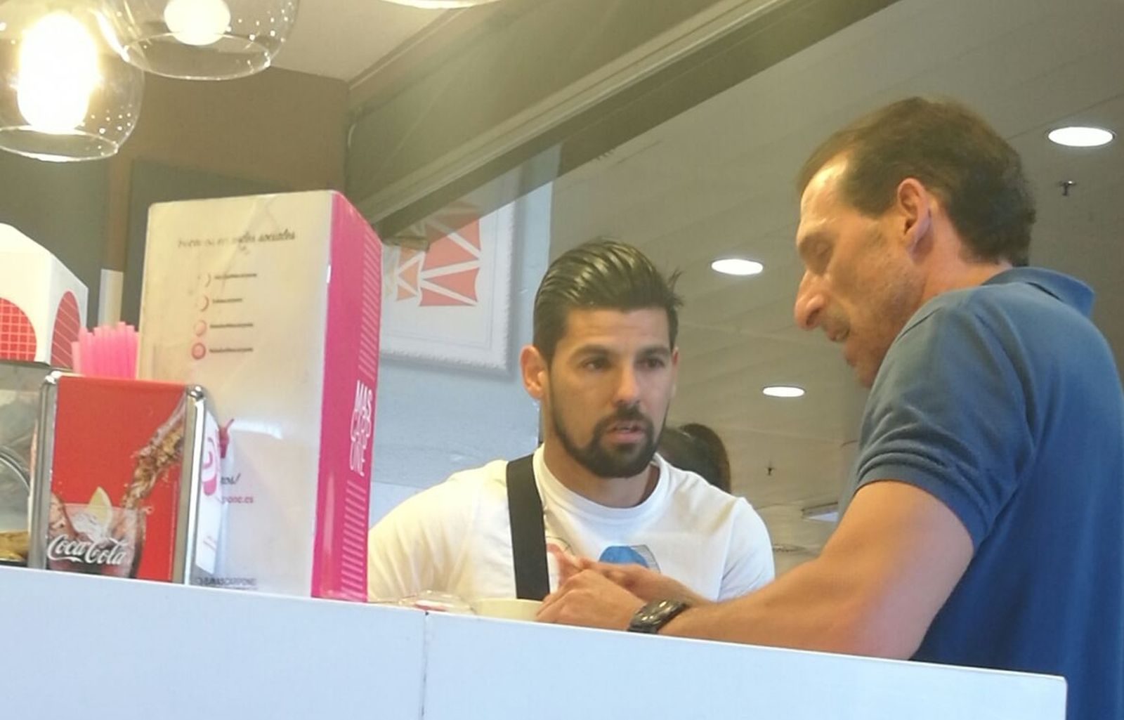 Nolito (i) y Óscar Arias (d), en una cafetería de Nervión
