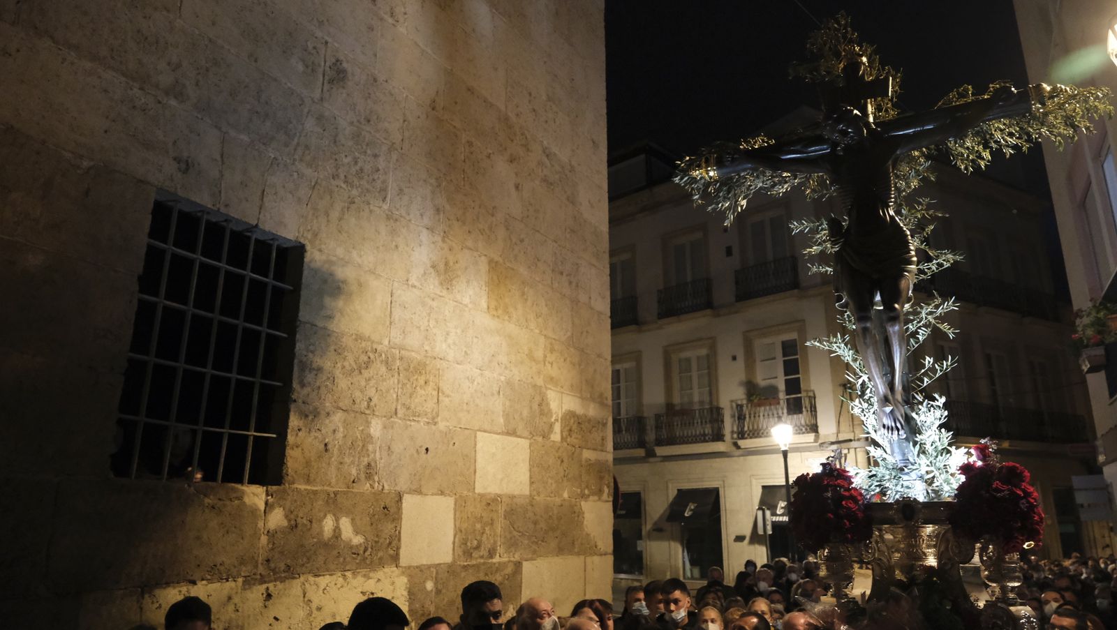 Procesión del Vía Crucis del Santo Cristo de la Escucha en Almería, en imágenes.
