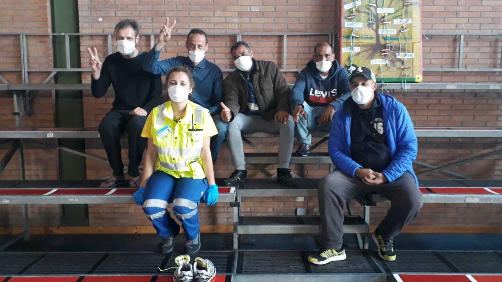 Otra profesional de SAMU con otras de las personas alojadas en el centro de Rochelambert.