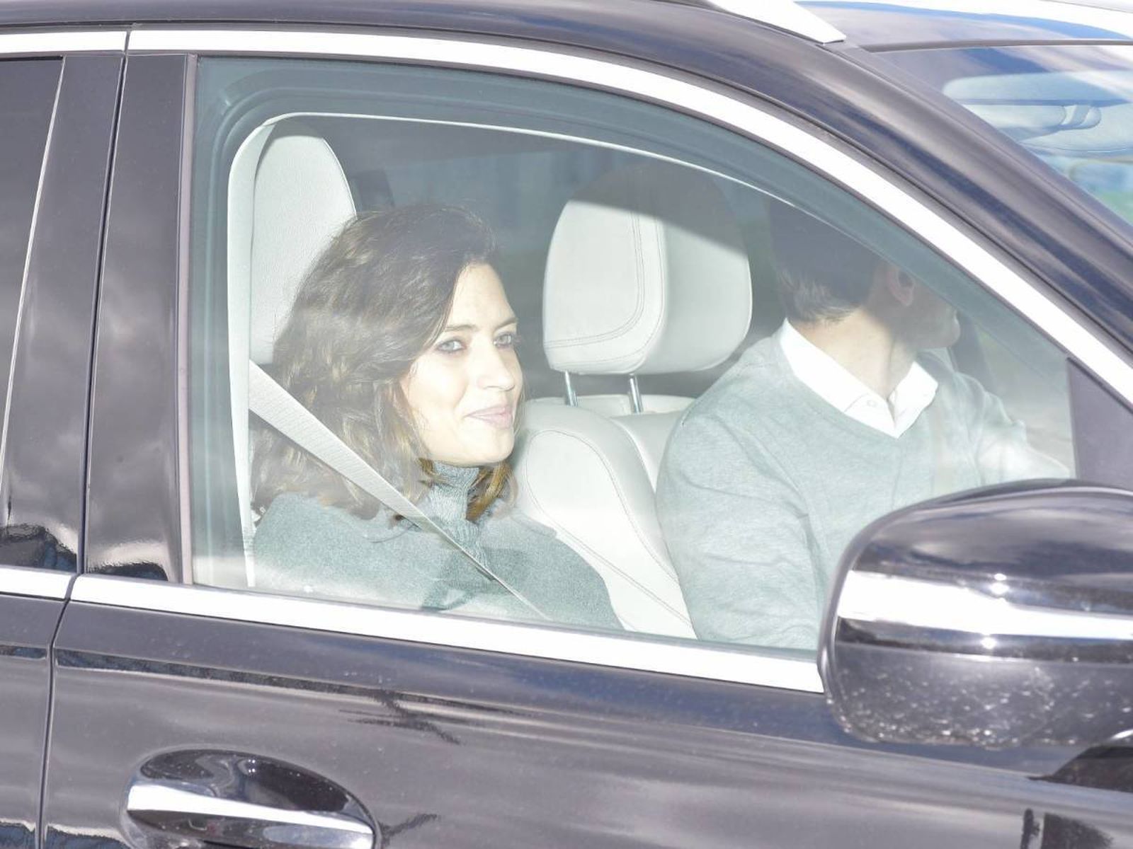 Sara Carbonero, en el coche, saliendo del hospital.