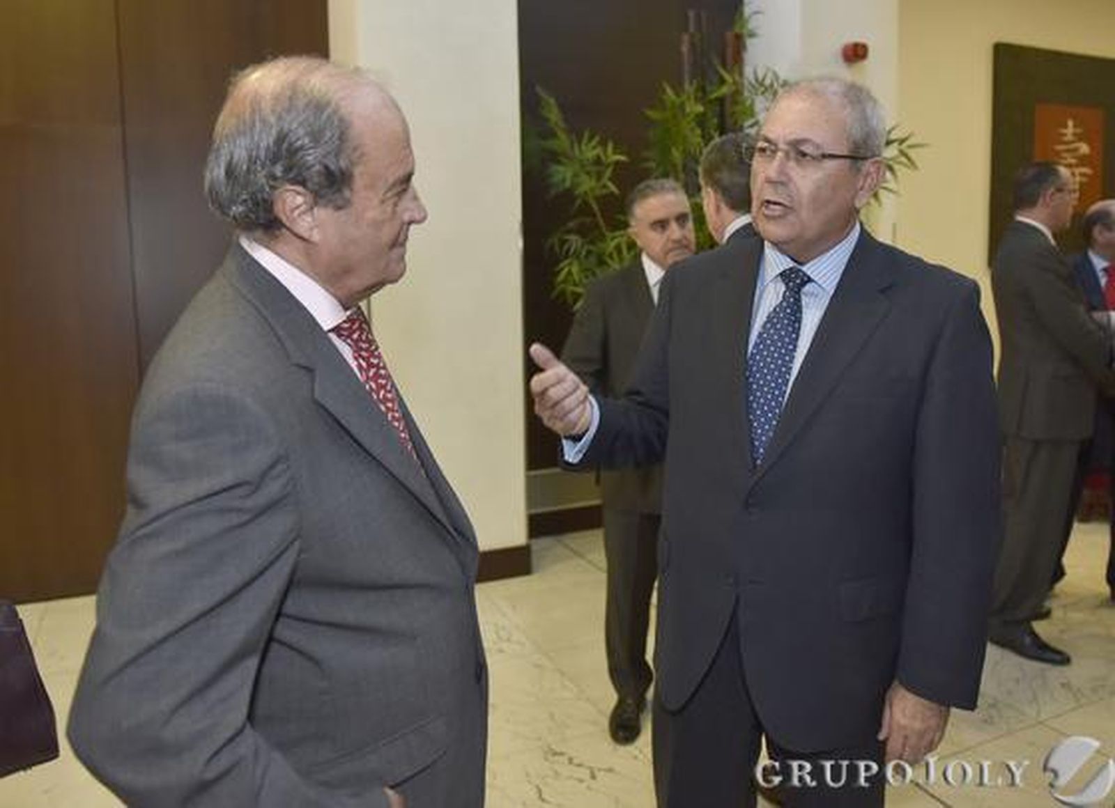 Antonio Ponce, presidente del Consejo de Cámaras de Comercio de Andalucía, con Antonio de la Vega, de Atlantic Copper.

Foto: Juan Carlos Vázquez/Victoria Hidalgo
