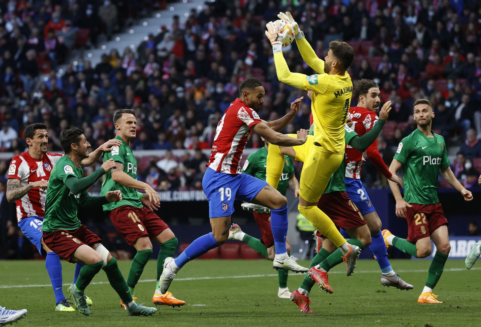Luís Maximiano se impone por alto en el duelo frente el Atlético de Madrid ante Cunha.