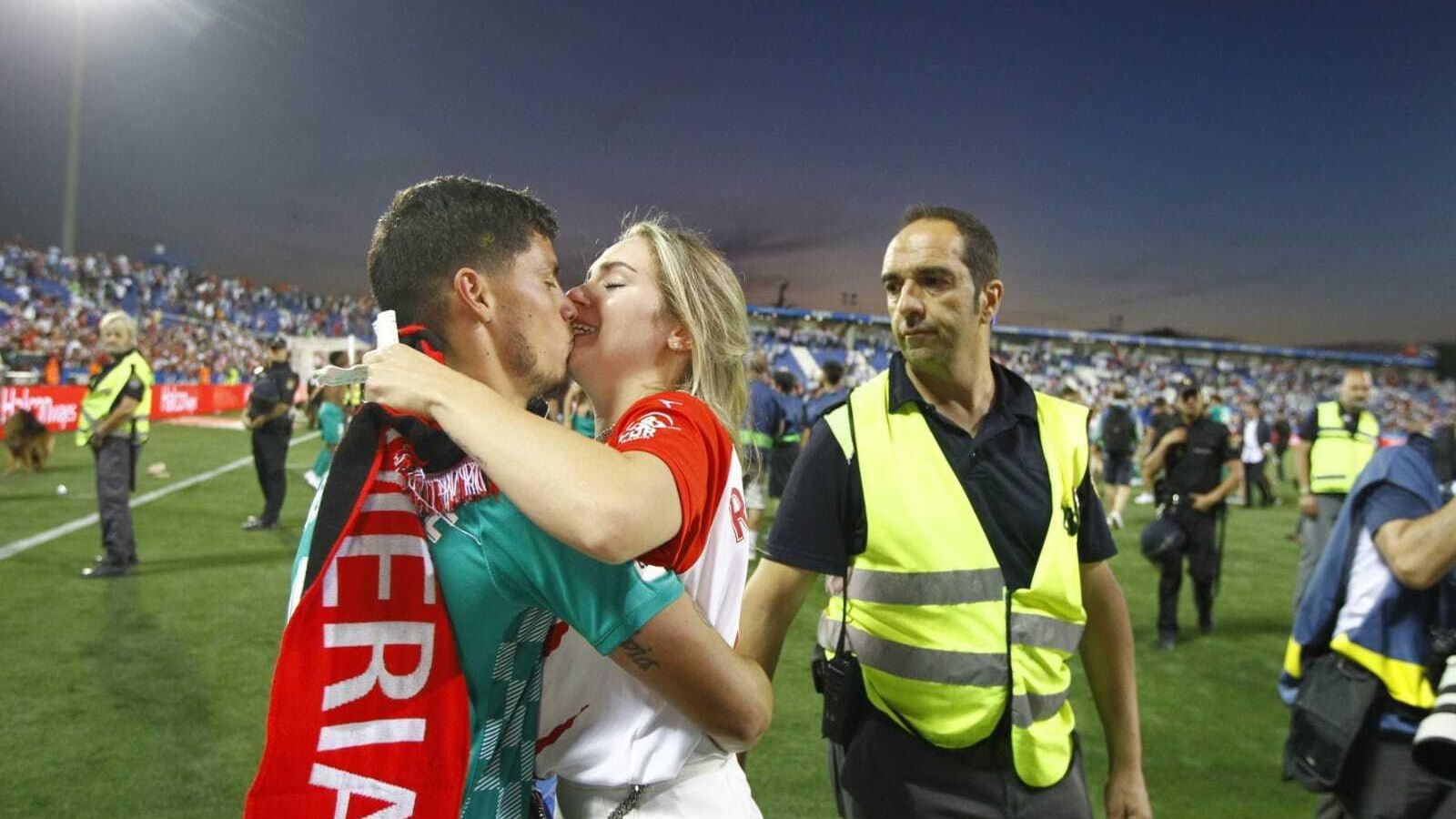 Robertone besa a su pareja tras lograr el objetivo Robertone besa a su pareja tras lograr el objetivo