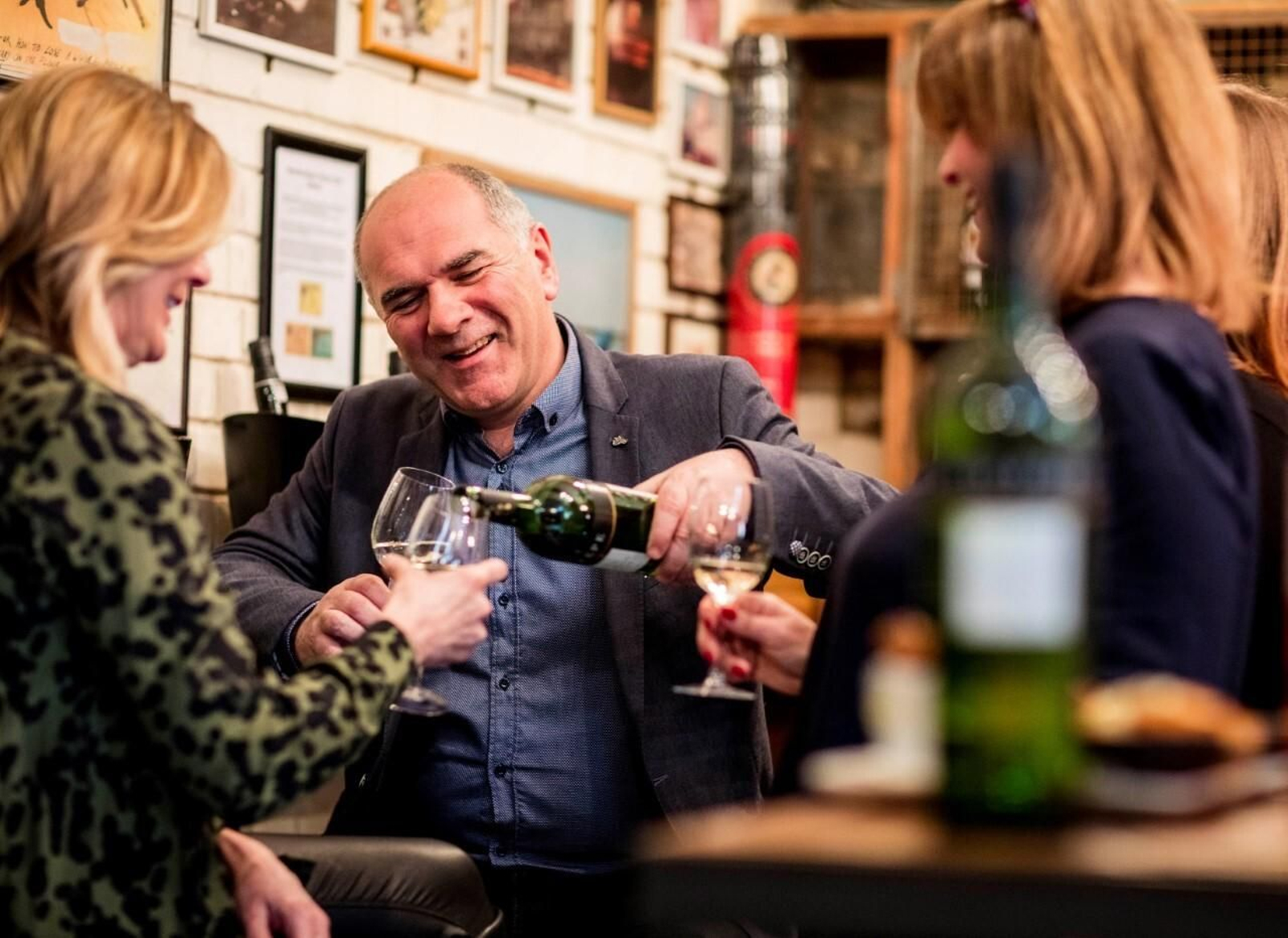 Clientes del Bar Pepito de Londres, de los primeros Sherry Bar en la capital inglesa, comparten unas copas de Tío Pepe.