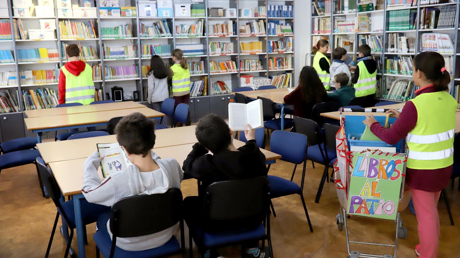 Alumnos, en la biblioteca del CEIP La Unión.