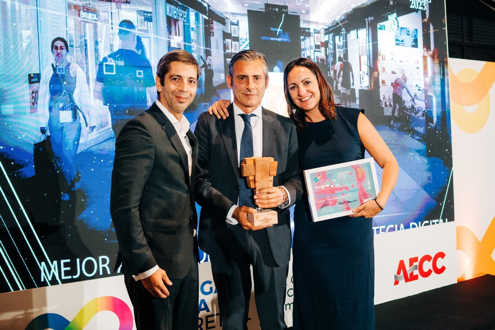 Leonardo Galdeano, gerente del Centro Comercial El Ingenio, recogiendo el premio