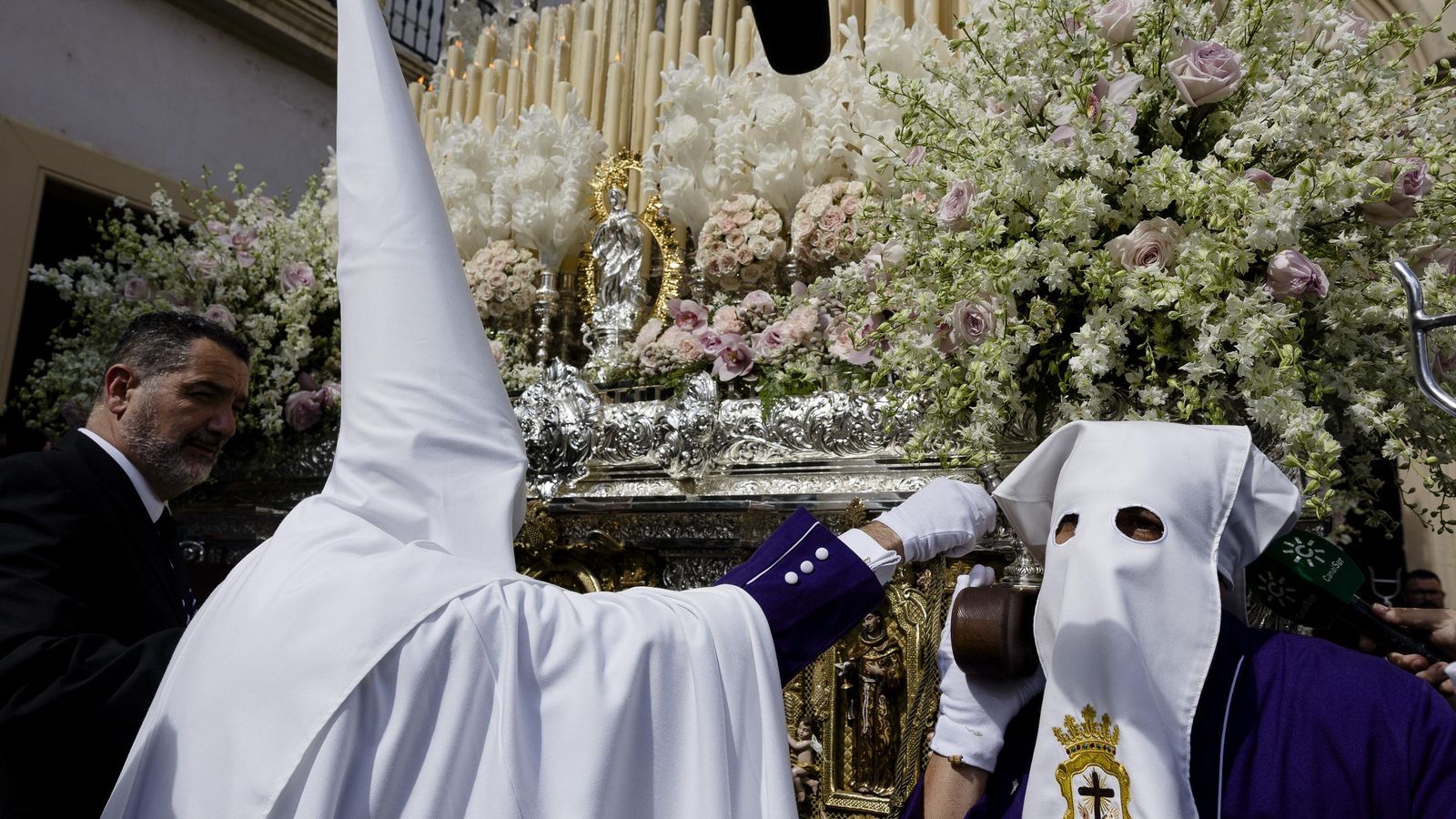Imágenes de la salida del Nazareno del amor en la Semana Santa de Cádiz 2025