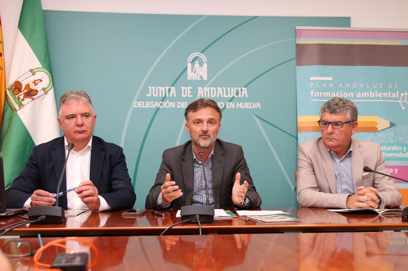 José Fiscal (centro), en rueda de prensa esta mañana.