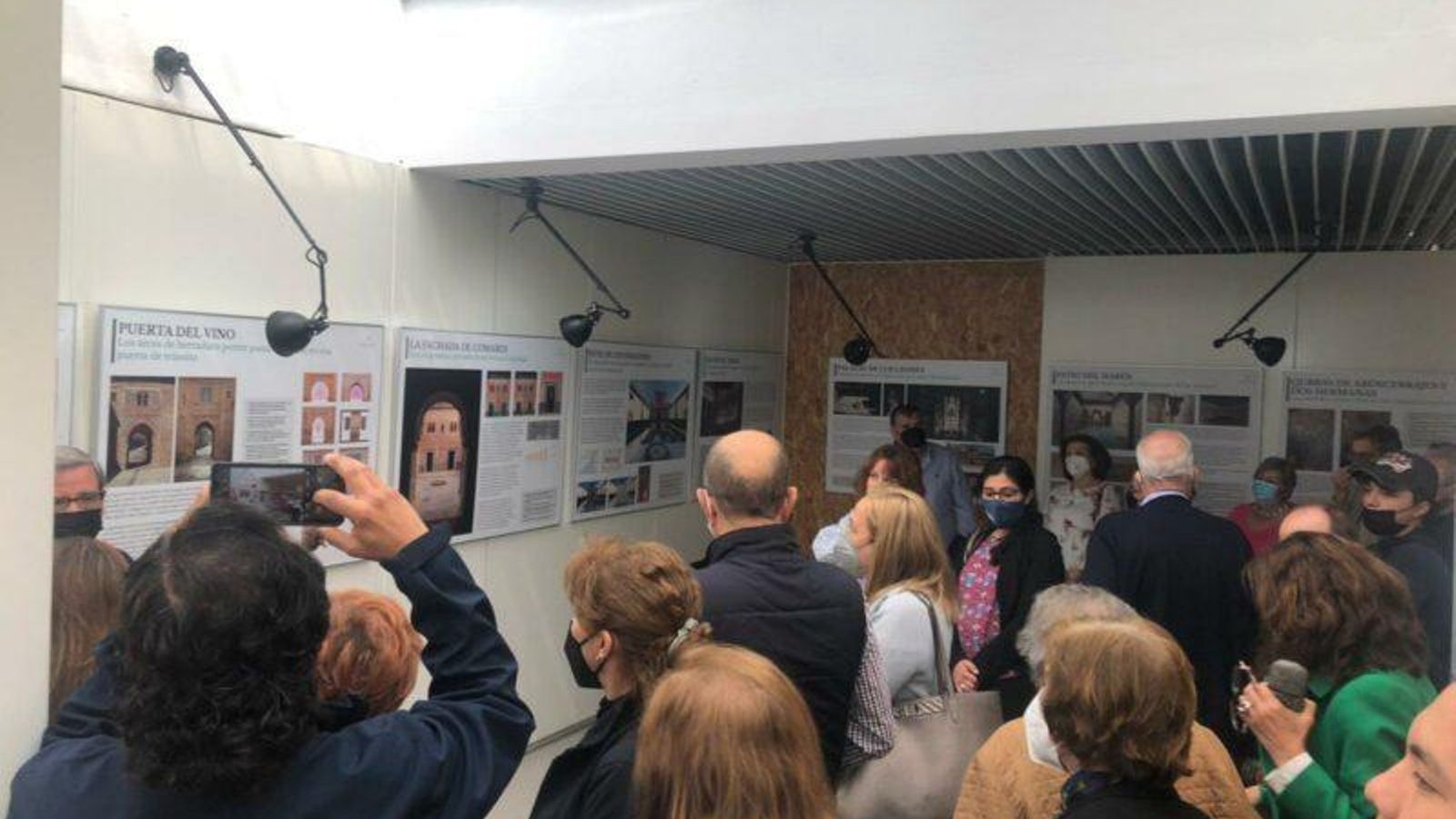 Visitantes en la exposición.
