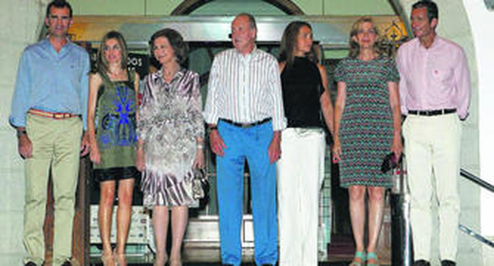 Don Juan Carlos y Doña Sofía rodeados por los Príncipes de Asturias, la infanta Elena y la infanta Cristina y su marido, el duque de Palma, Iñaki Urdangarín.