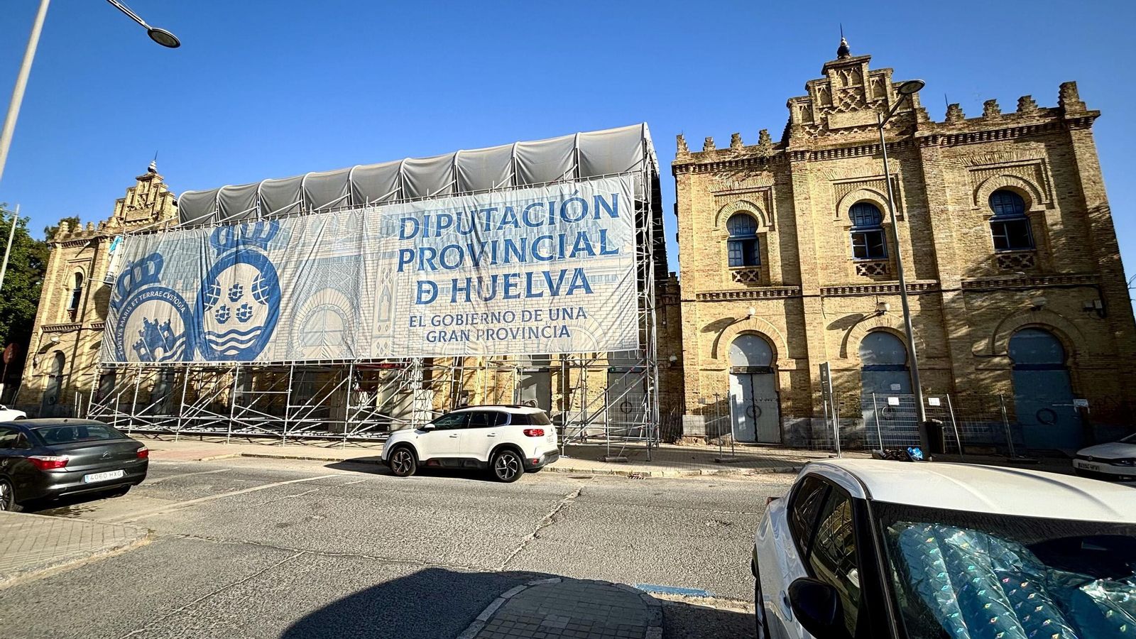 Vista exterior de la antigua estación, a la espera de su rehabilitación.