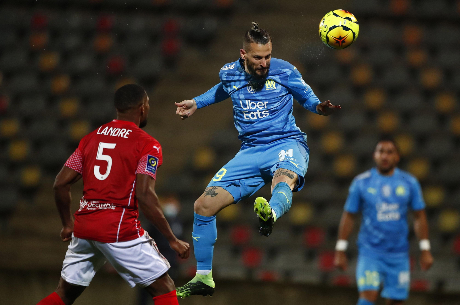 Darío Benedetto remata de cabeza en un partido del Olympique.