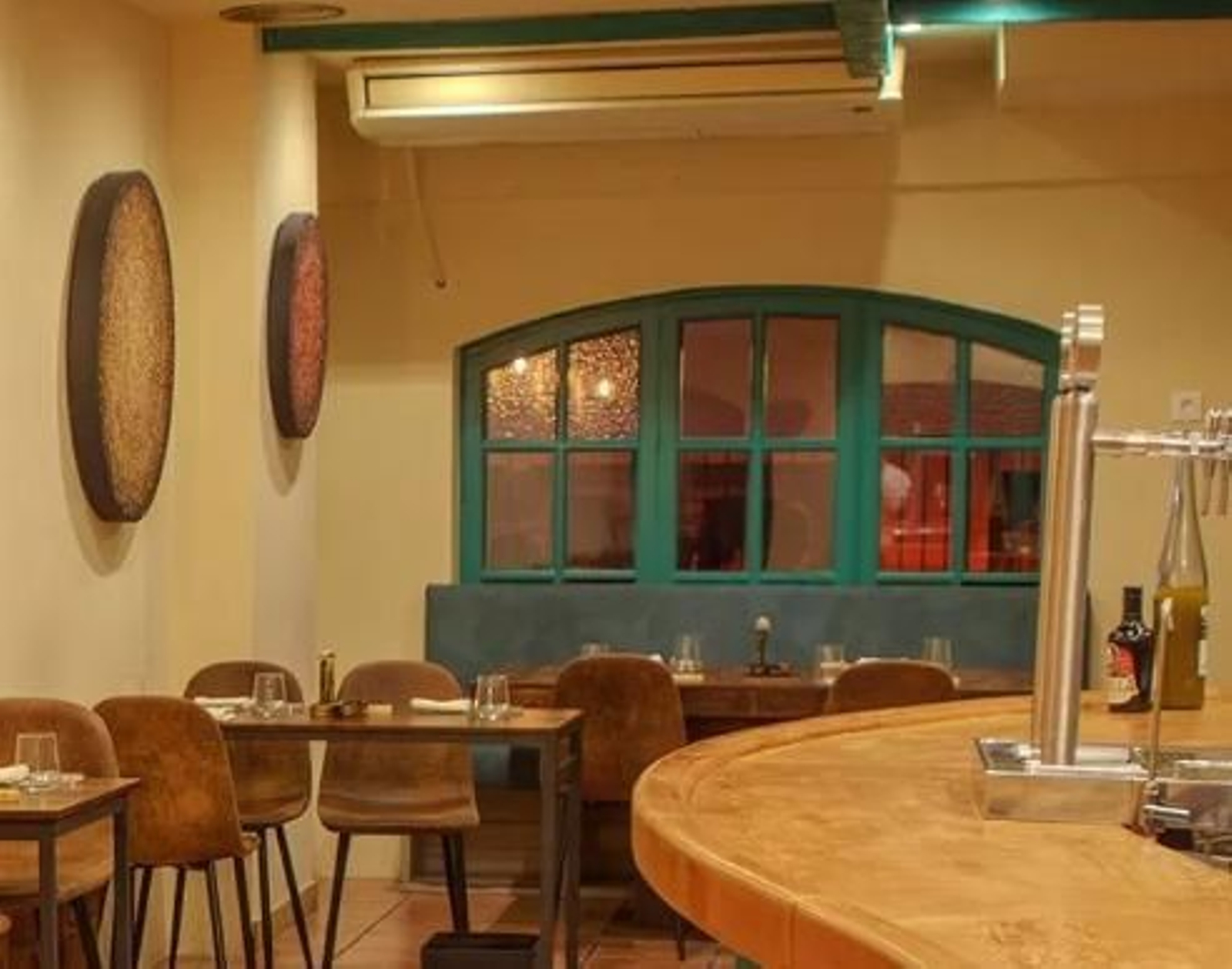 Imagen del interior del coqueto restaurante de Horno de Haza, en Granada capital.