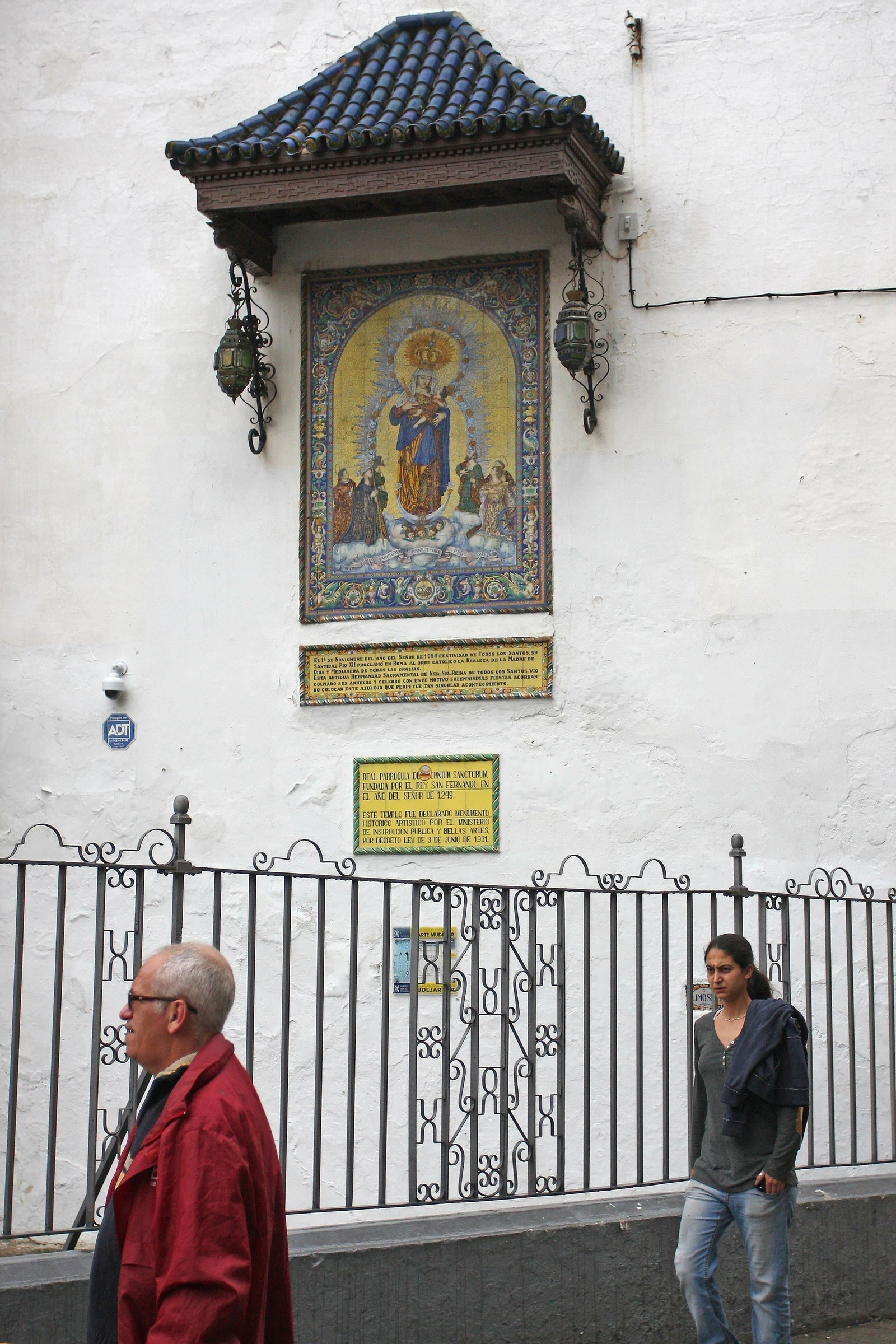 Azulejo de la Virgen de Todos los Santos.