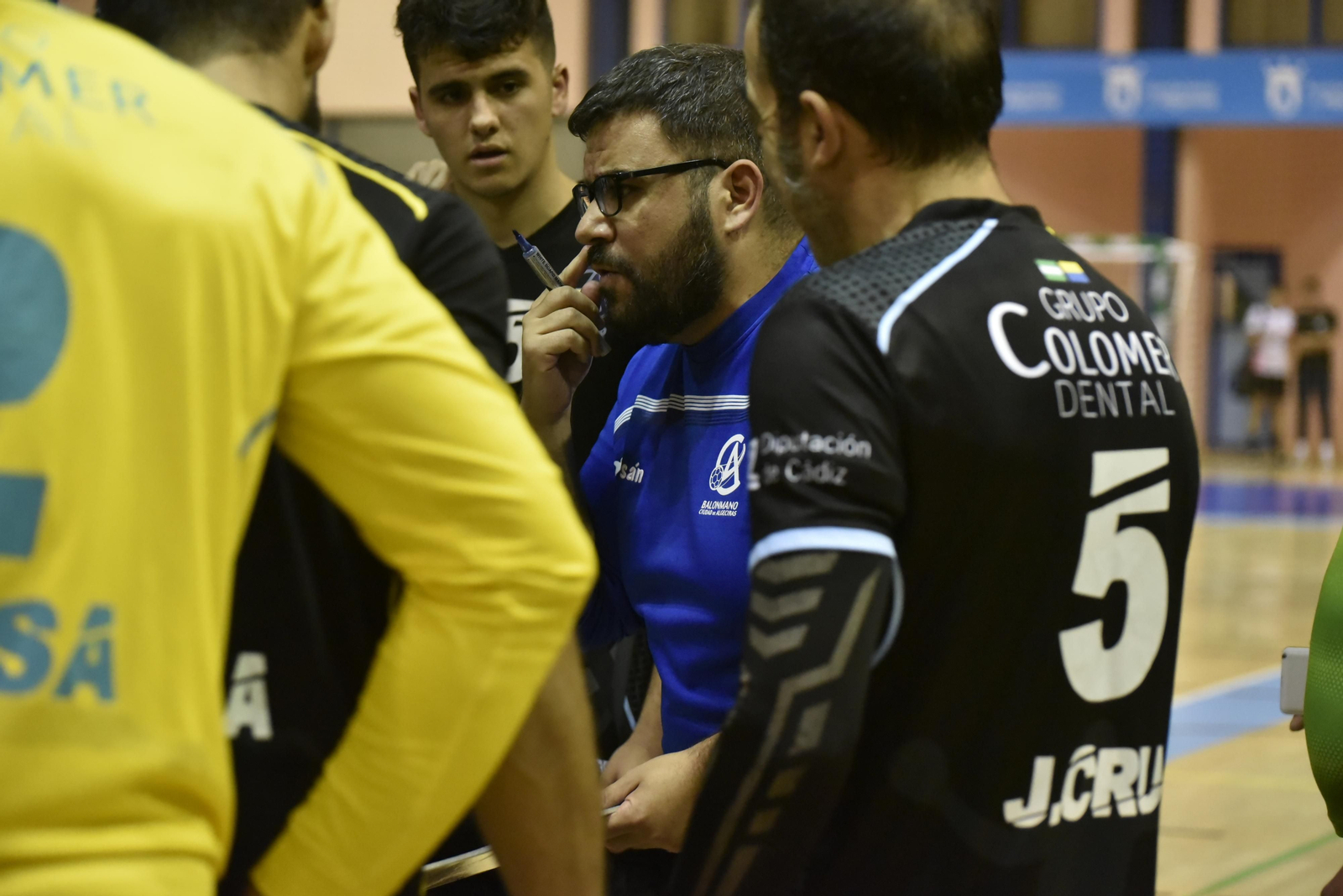 David González da instrucciones a sus jugadores en un tiempo muerto