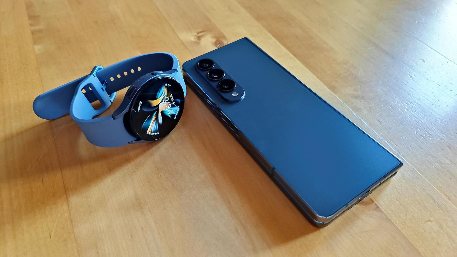 Samsung Galaxy Z Fold 4 y Galaxy Watch 5