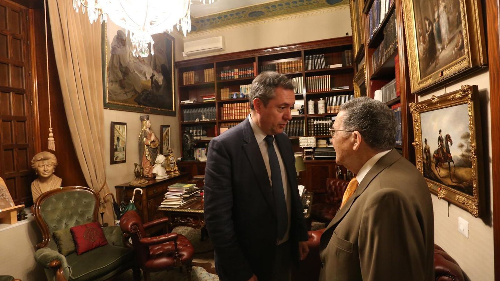 El alcalde saluda a Mariano Bellver, en una estancia de su domicilio en la Plaza del Museo