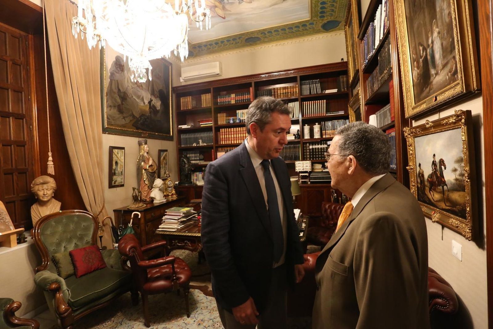El alcalde saluda a Mariano Bellver, en una estancia de su domicilio en la Plaza del Museo