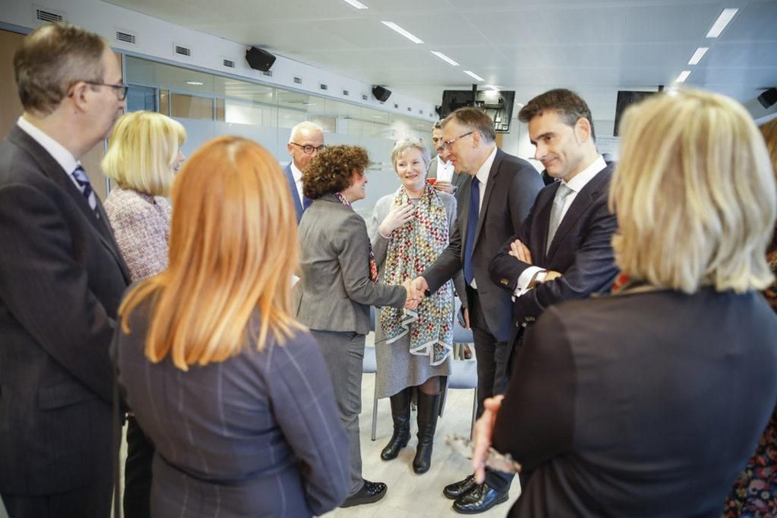 La rectora Pilar Aranda, saluda a un rector en el encuentro en Bruselas.