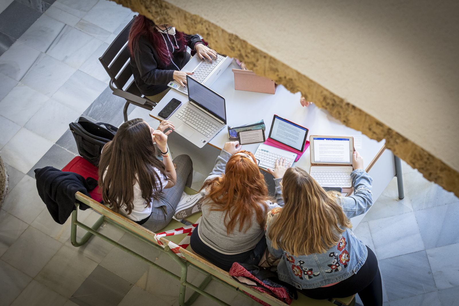 Estudiantes en la Facultad de Filosofía y Letras de la capital gaditana.