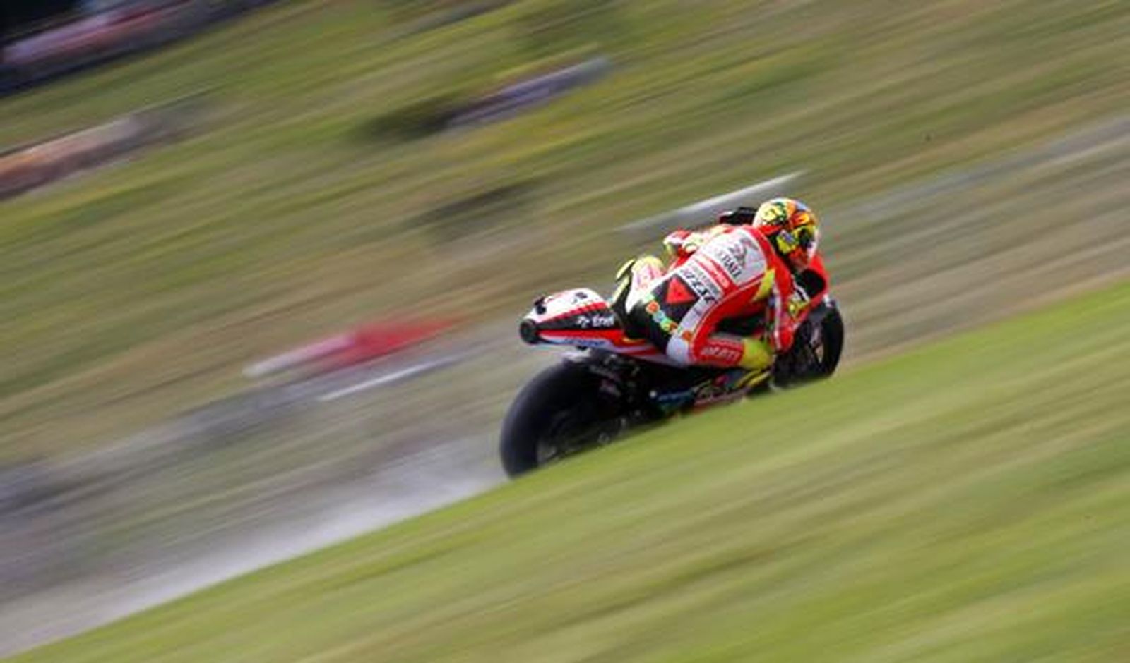 Stoner vence en Brno y acrecienta su ventaja al frente del Mundial. / Reuters